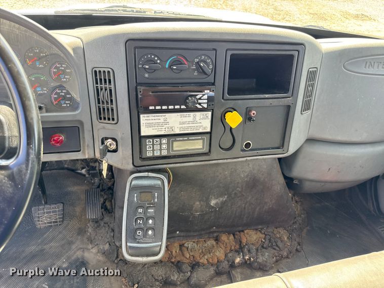 image for item DW6576 2007 International 4300 truck cab and chassis