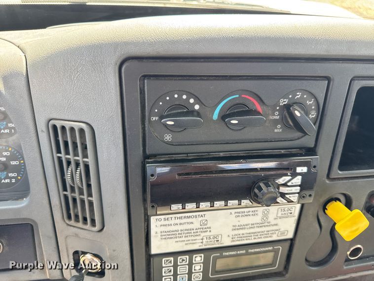 image for item DW6576 2007 International 4300 truck cab and chassis