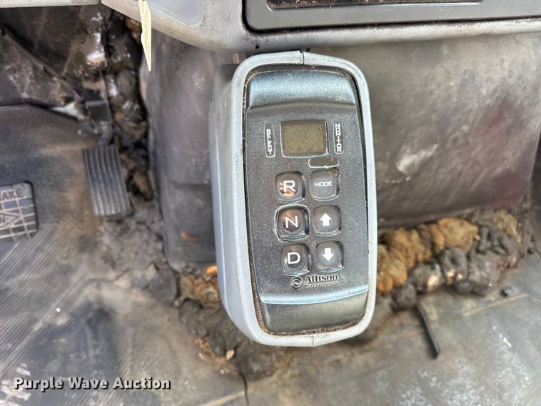 image for item DW6576 2007 International 4300 truck cab and chassis