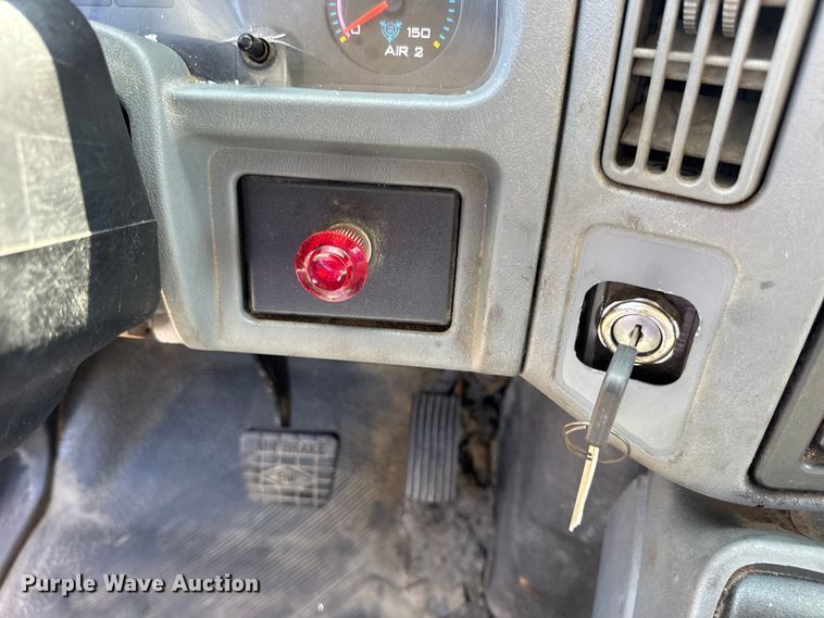 image for item DW6576 2007 International 4300 truck cab and chassis