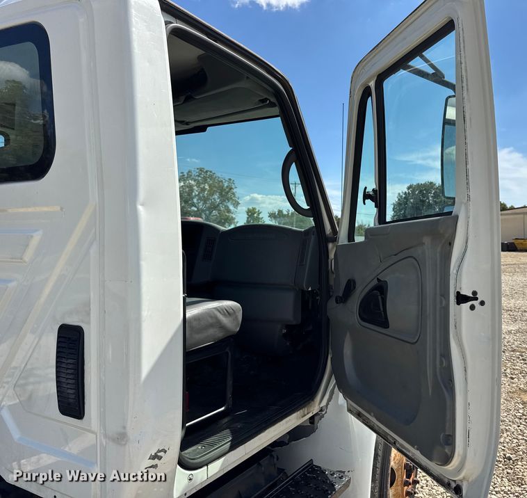 image for item DW6576 2007 International 4300 truck cab and chassis