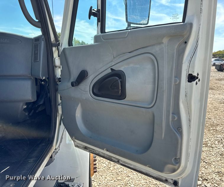 image for item DW6576 2007 International 4300 truck cab and chassis