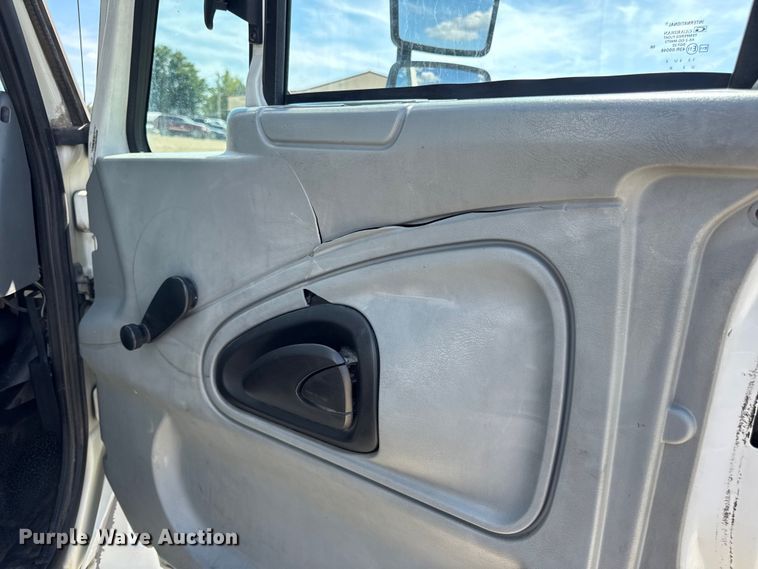 image for item DW6576 2007 International 4300 truck cab and chassis