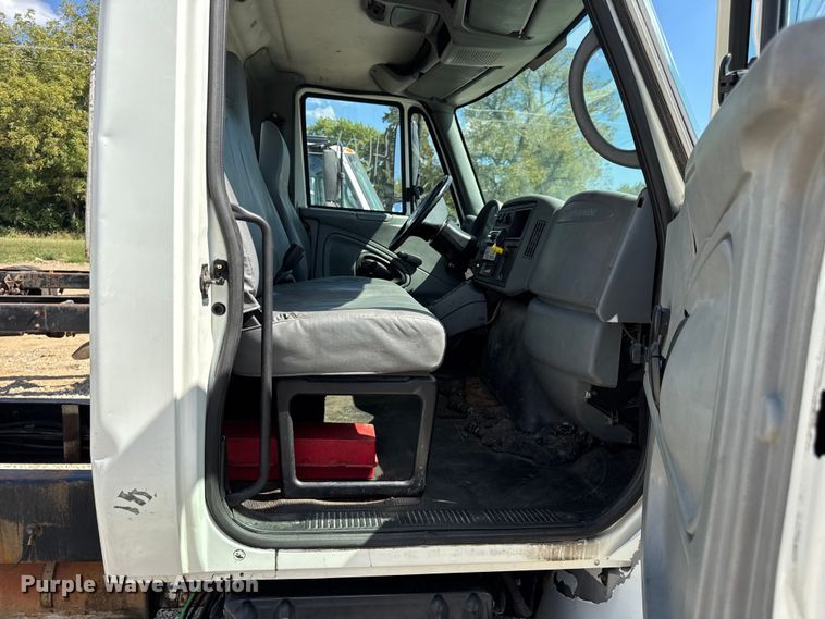 image for item DW6576 2007 International 4300 truck cab and chassis