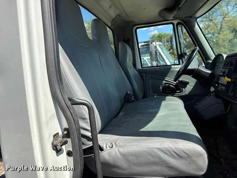 image for item DW6576 2007 International 4300 truck cab and chassis