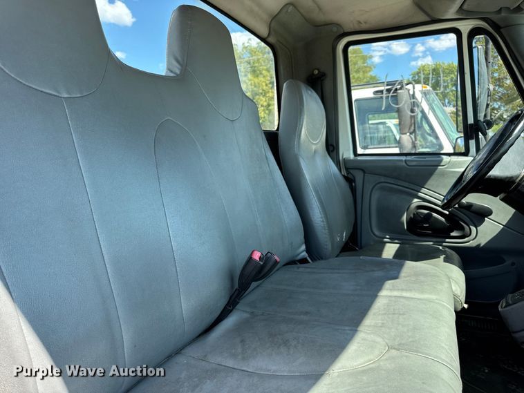 image for item DW6576 2007 International 4300 truck cab and chassis