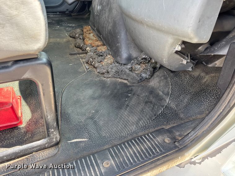 image for item DW6576 2007 International 4300 truck cab and chassis