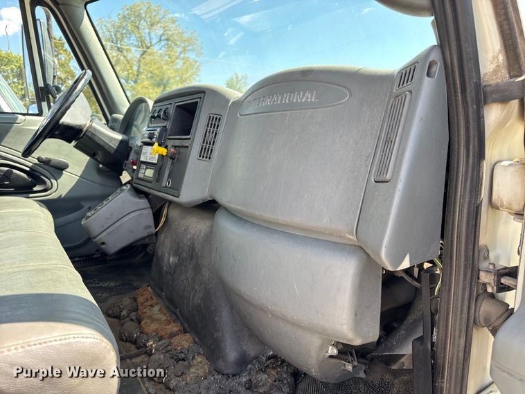 image for item DW6576 2007 International 4300 truck cab and chassis