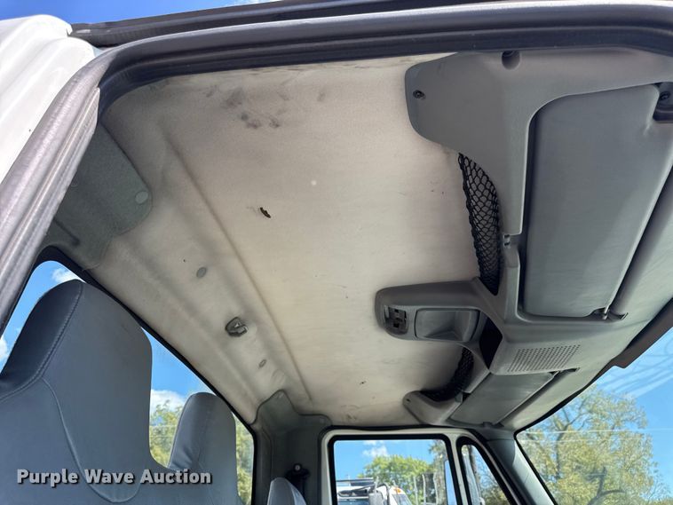 image for item DW6576 2007 International 4300 truck cab and chassis