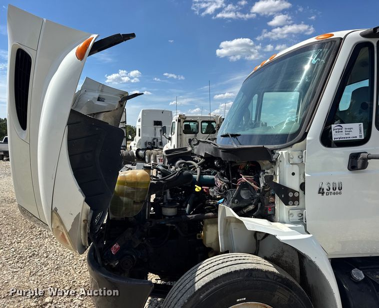 image for item DW6576 2007 International 4300 truck cab and chassis