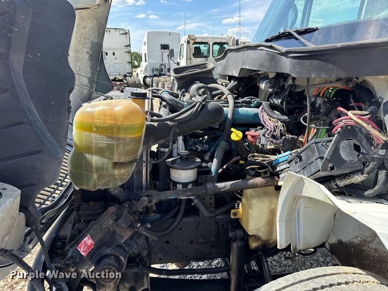 image for item DW6576 2007 International 4300 truck cab and chassis