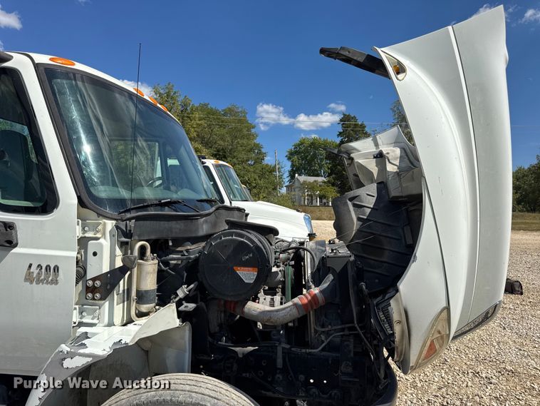 image for item DW6576 2007 International 4300 truck cab and chassis