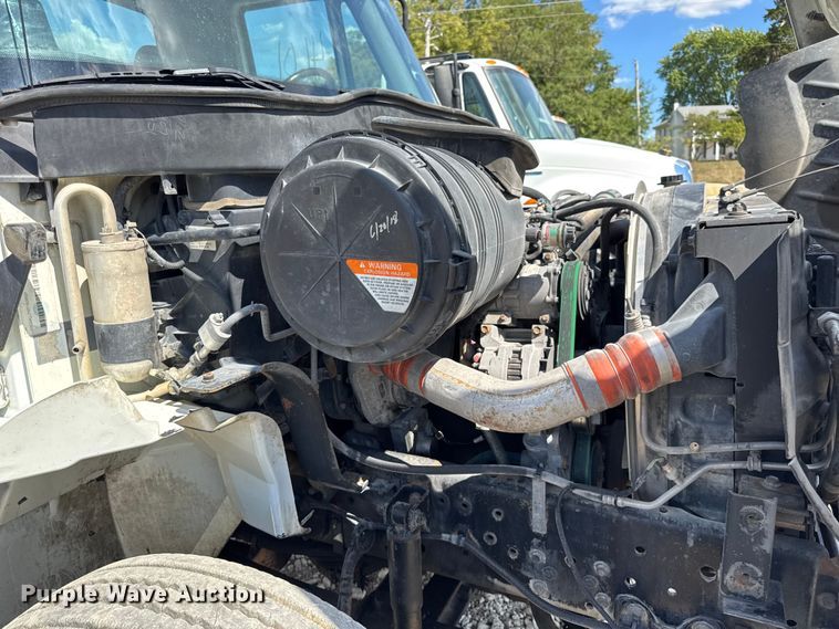 image for item DW6576 2007 International 4300 truck cab and chassis