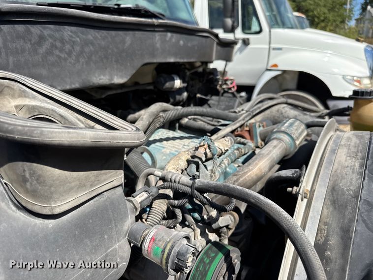 image for item DW6576 2007 International 4300 truck cab and chassis