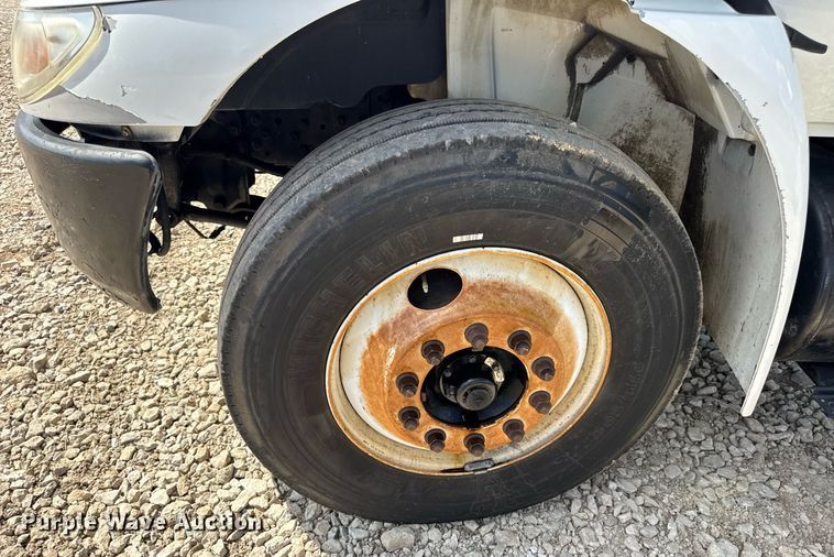 image for item DW6576 2007 International 4300 truck cab and chassis