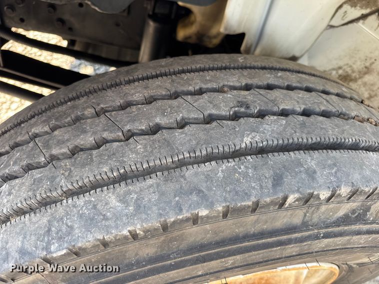 image for item DW6576 2007 International 4300 truck cab and chassis