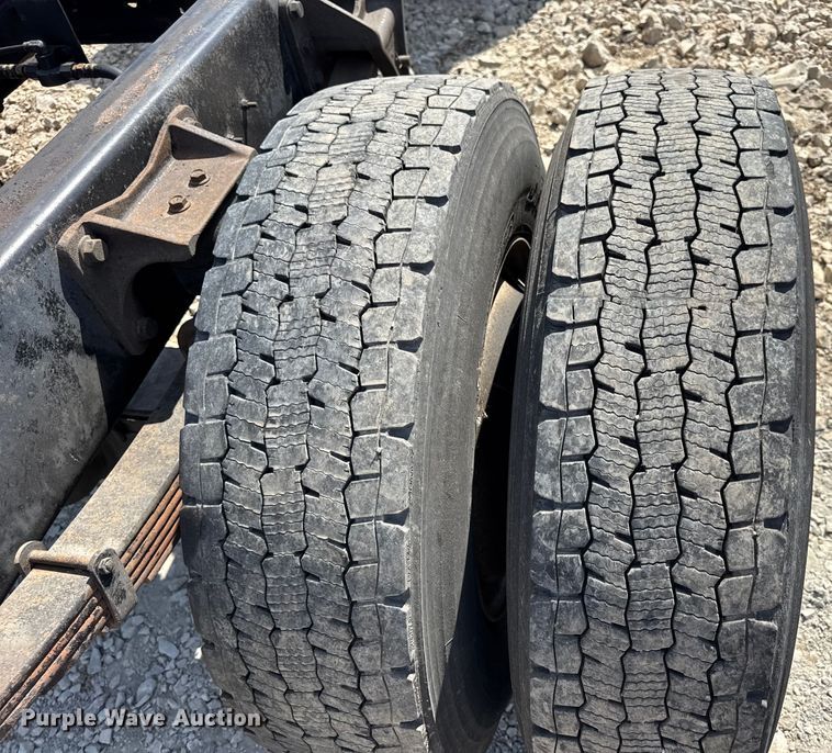 image for item DW6576 2007 International 4300 truck cab and chassis