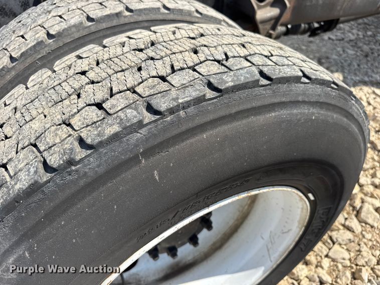 image for item DW6576 2007 International 4300 truck cab and chassis