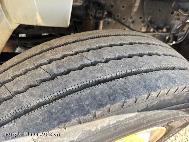 image for item DW6576 2007 International 4300 truck cab and chassis