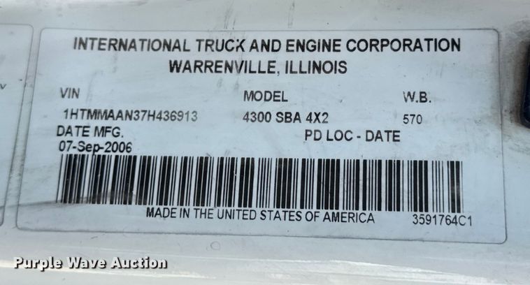image for item DW6576 2007 International 4300 truck cab and chassis