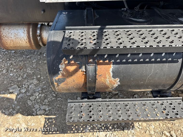 image for item DW6577 2010 International 4400 truck cab and chassis