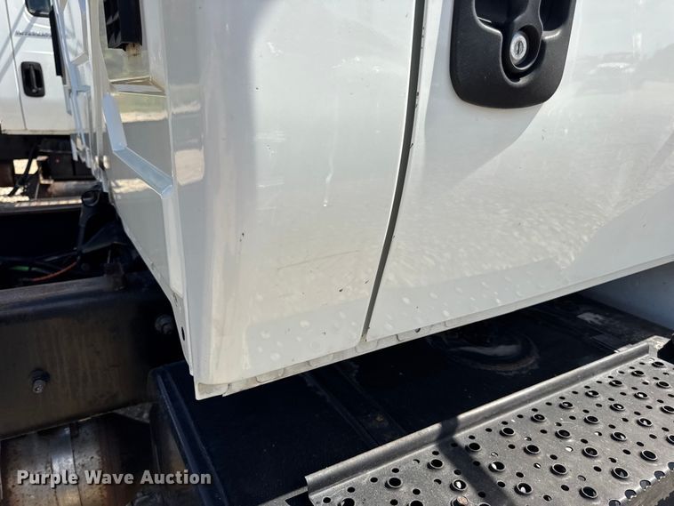 image for item DW6577 2010 International 4400 truck cab and chassis