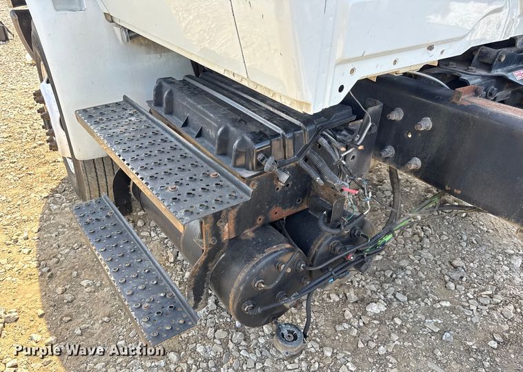 image for item DW6577 2010 International 4400 truck cab and chassis