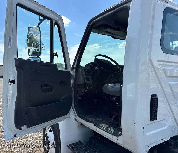 image for item DW6577 2010 International 4400 truck cab and chassis