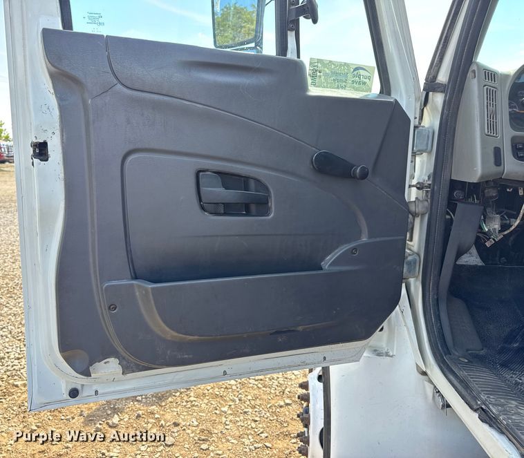 image for item DW6577 2010 International 4400 truck cab and chassis