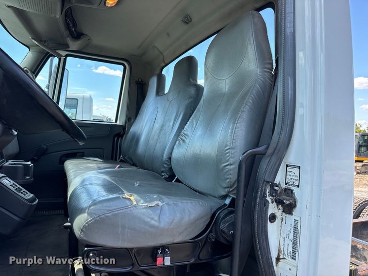 image for item DW6577 2010 International 4400 truck cab and chassis