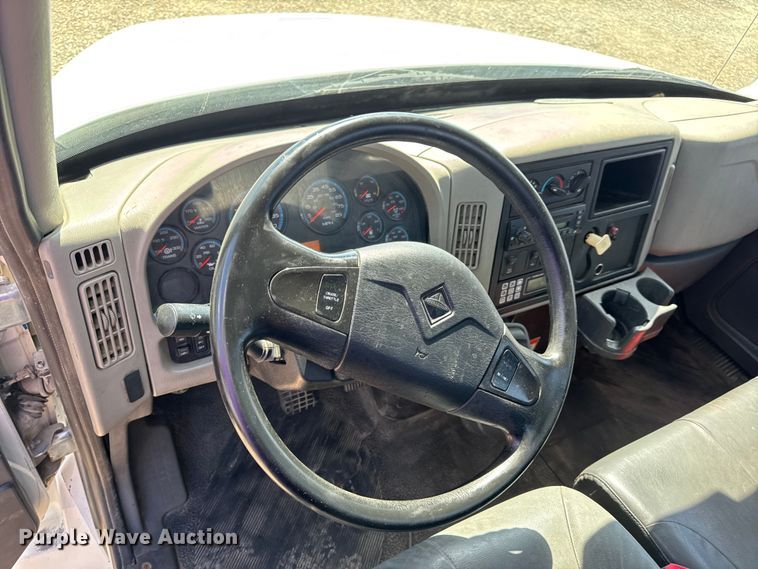 image for item DW6577 2010 International 4400 truck cab and chassis