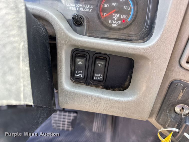 image for item DW6577 2010 International 4400 truck cab and chassis