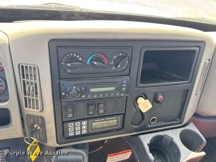 image for item DW6577 2010 International 4400 truck cab and chassis