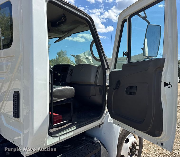 image for item DW6577 2010 International 4400 truck cab and chassis