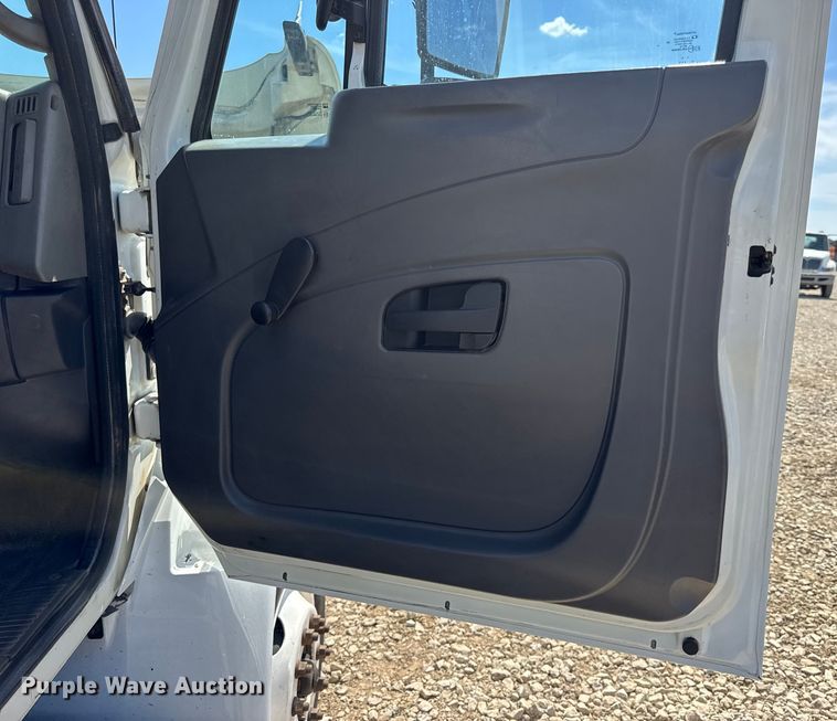 image for item DW6577 2010 International 4400 truck cab and chassis