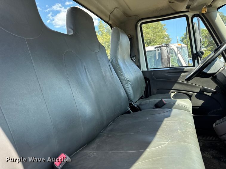 image for item DW6577 2010 International 4400 truck cab and chassis