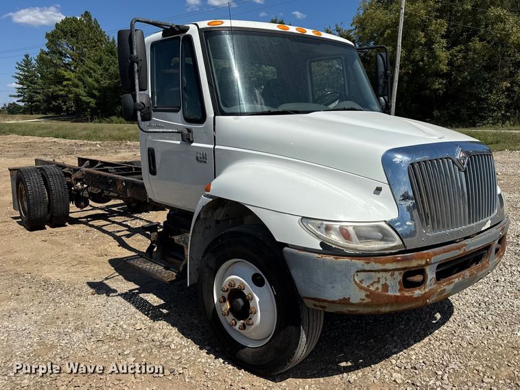 image for item DW6578 2006 International 4300 truck cab and chassis
