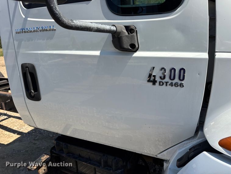 image for item DW6578 2006 International 4300 truck cab and chassis