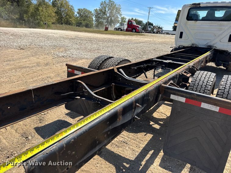 image for item DW6578 2006 International 4300 truck cab and chassis