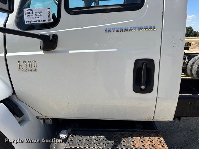 image for item DW6578 2006 International 4300 truck cab and chassis
