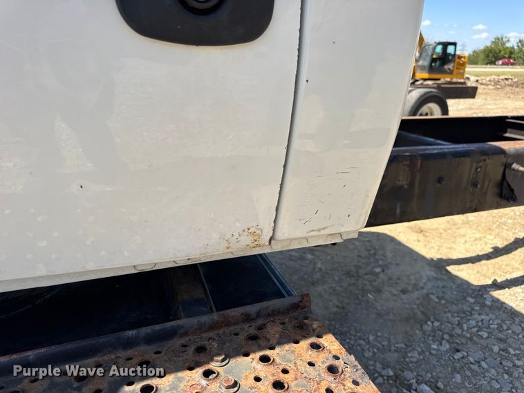 image for item DW6578 2006 International 4300 truck cab and chassis