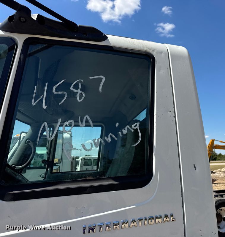 image for item DW6578 2006 International 4300 truck cab and chassis