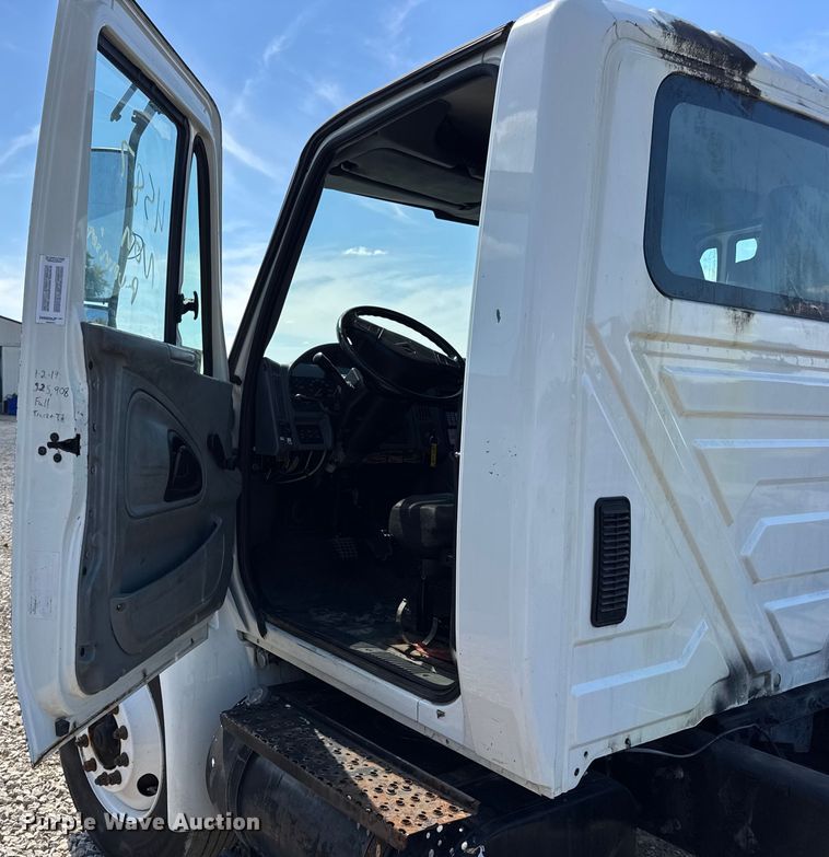 image for item DW6578 2006 International 4300 truck cab and chassis