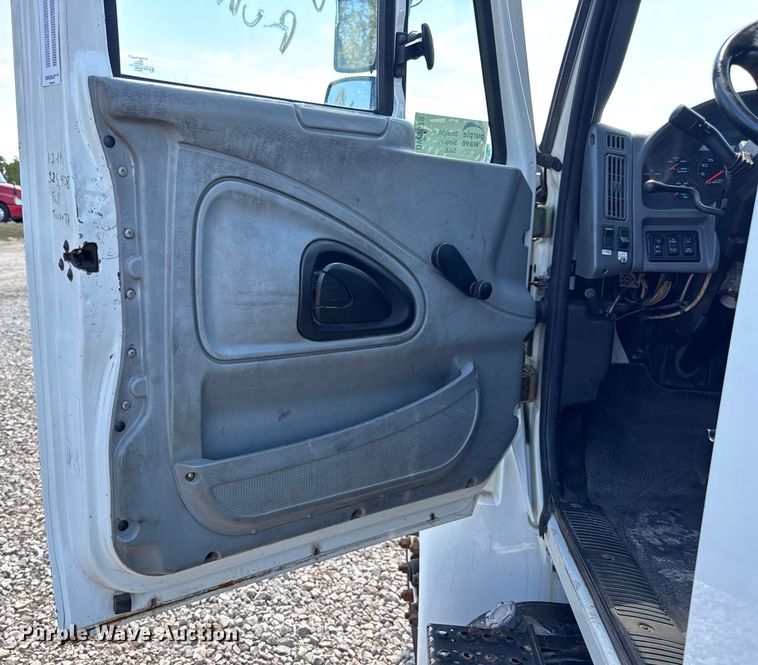image for item DW6578 2006 International 4300 truck cab and chassis