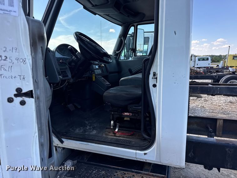 image for item DW6578 2006 International 4300 truck cab and chassis