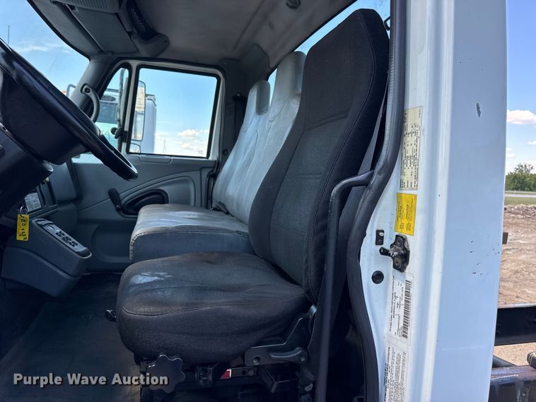 image for item DW6578 2006 International 4300 truck cab and chassis