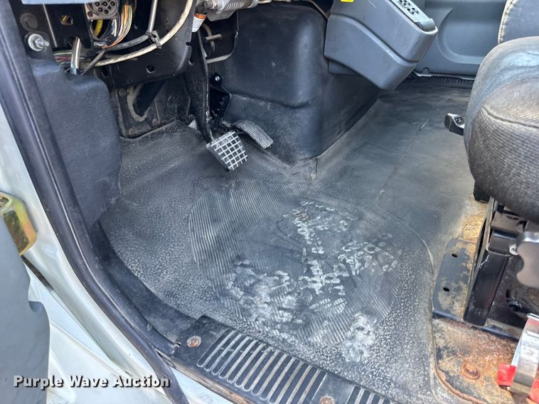 image for item DW6578 2006 International 4300 truck cab and chassis