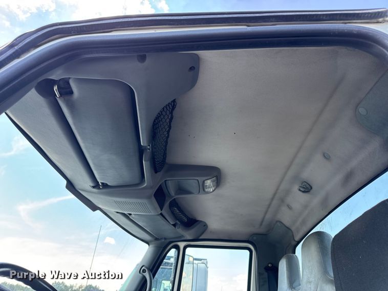 image for item DW6578 2006 International 4300 truck cab and chassis