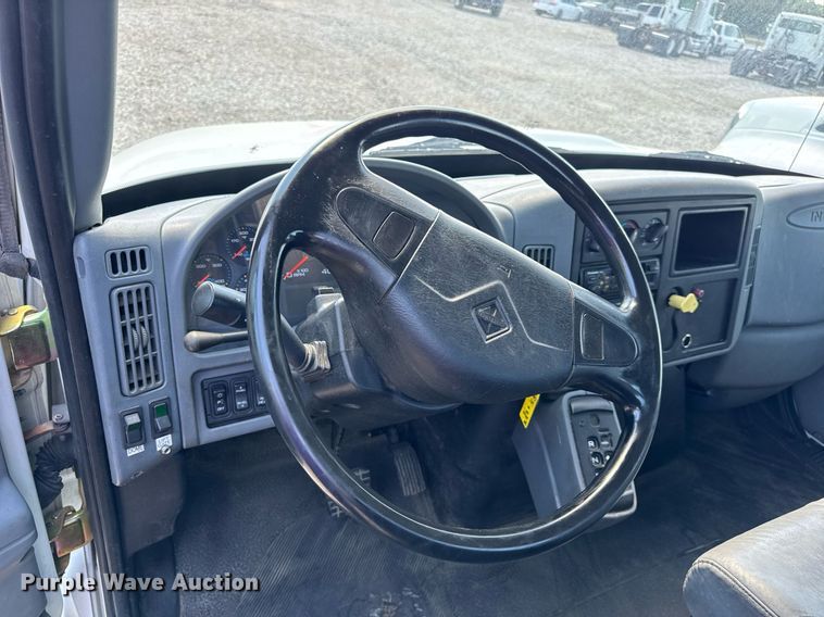 image for item DW6578 2006 International 4300 truck cab and chassis