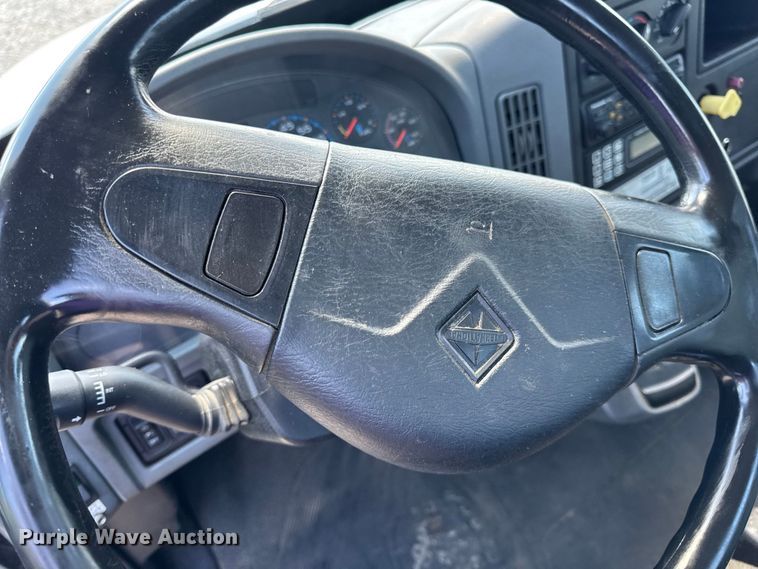 image for item DW6578 2006 International 4300 truck cab and chassis